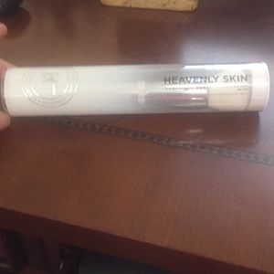New in box! IT Heavenly Skin Brush (#702)
